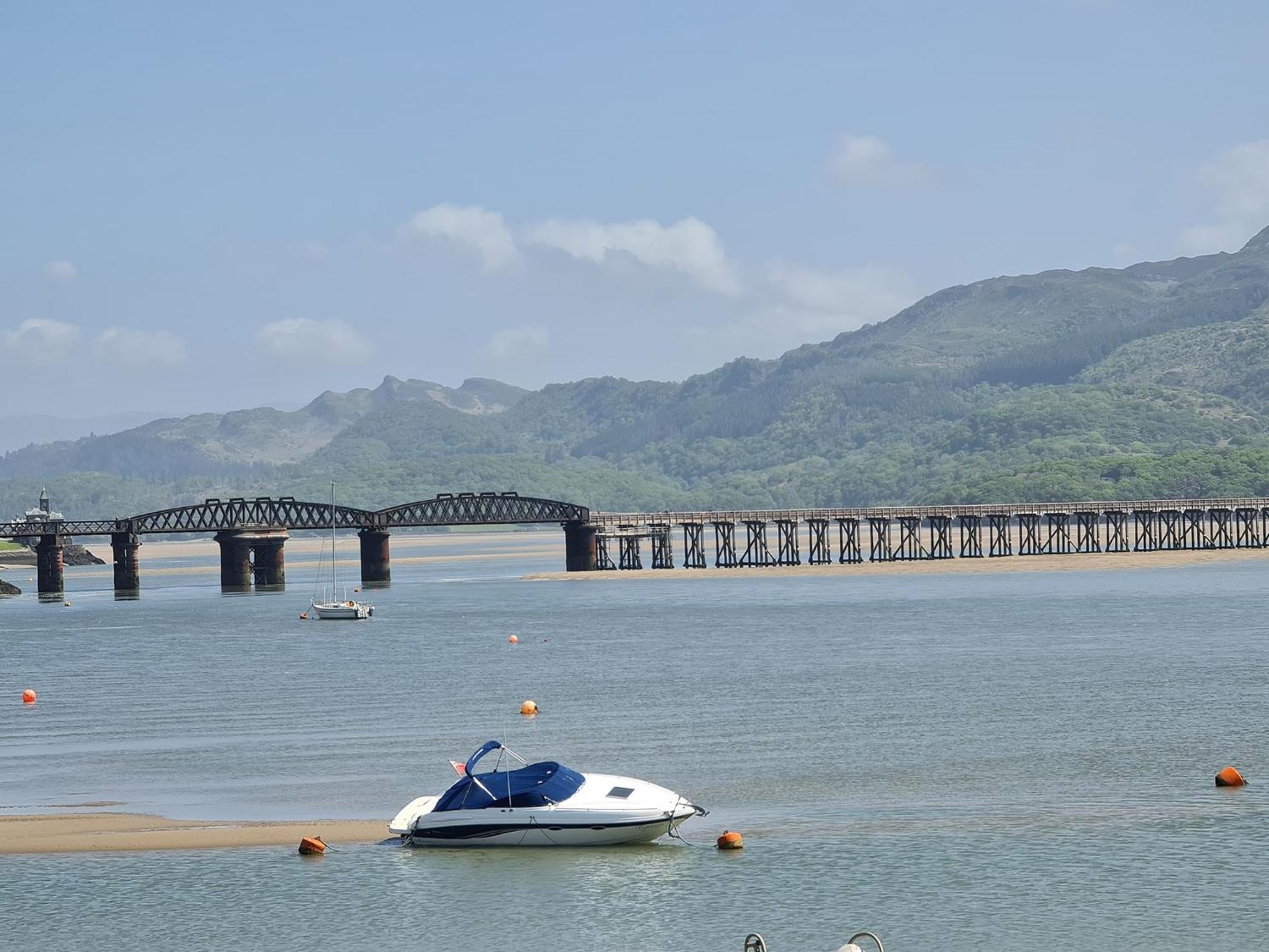 The Penthouse Ny Loft Apartment Barmouth Esterno foto